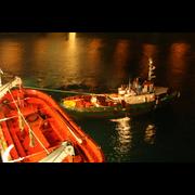Die Oceanic wird im Hafen von Dubrovnik von einem kleinen Schlepper gedreht