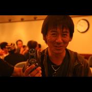 Ein japanischer Ski-Lehrer praesentiert stolz sein Glitzer-Handy
